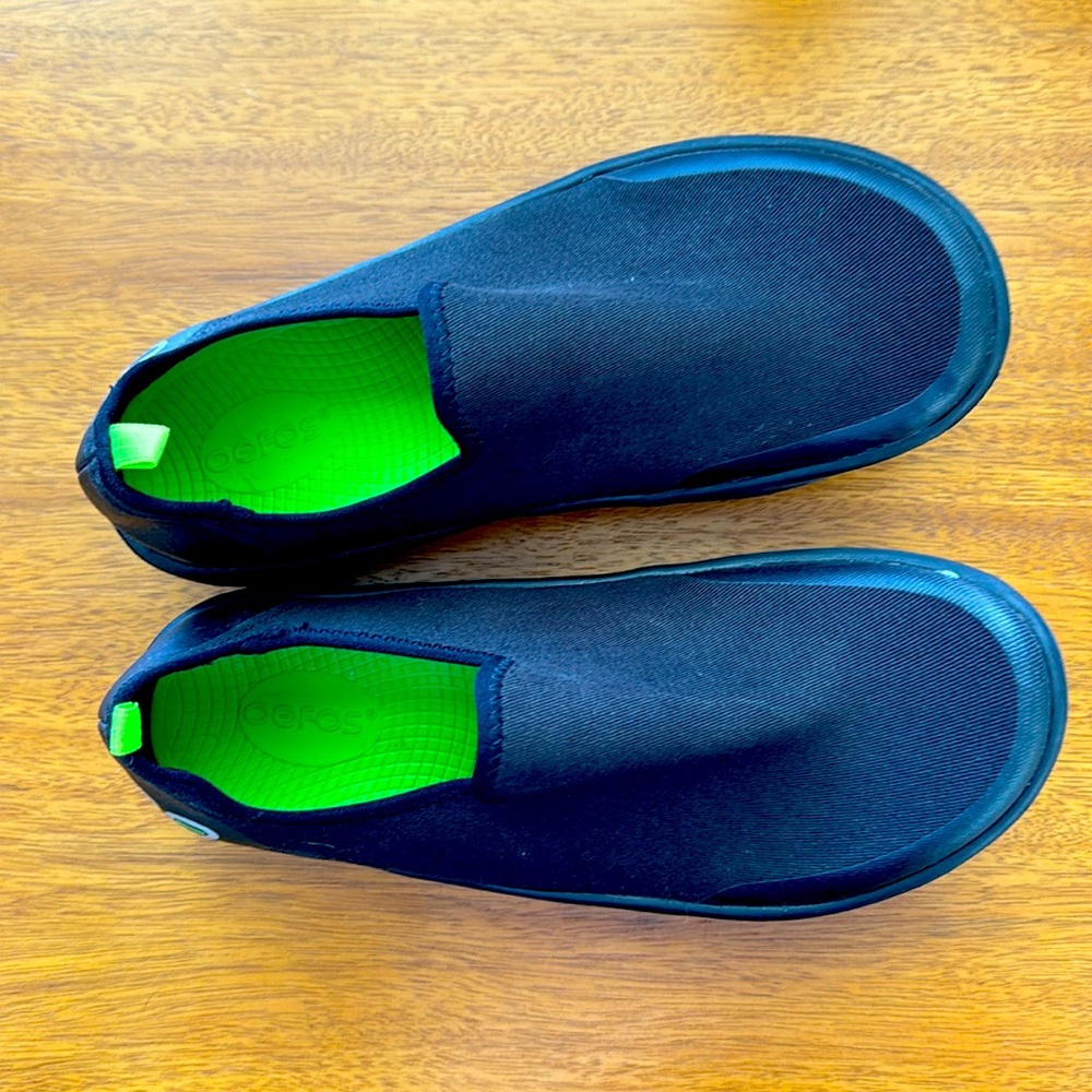 Oofos Omgee tennis shoe. Very comfortable